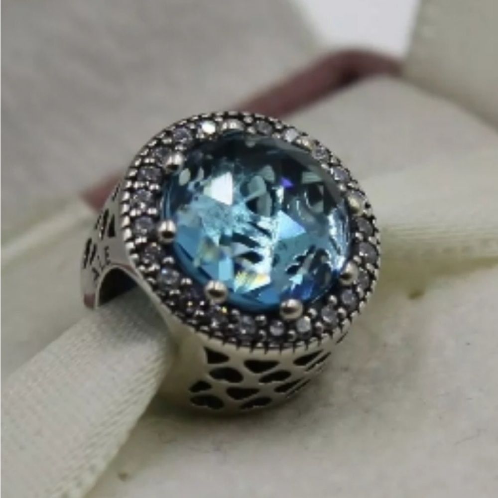Pandora glacier blue, radiant hearts, charm - Picture 3 of 8